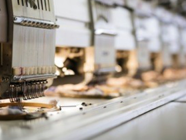 <p>源源不(bù)斷的(de)國(guó)外(wài)訂單如(rú)雪(xuě)片飛(fēi)來(lái)，忙碌的(de)時(shí)候，服裝廠(chǎn§g)裡(lǐ)的(de)工(gōng)人(rén)京倉需要(yào)日(rì)夜趕進度</p>
