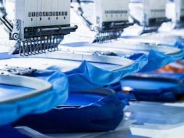 <p>源源不(bù)斷的(de)國(guó)外(wài)訂單如(rú)雪(xuě)片飛(fēi)來(lái)，忙碌的(de)時(shí)候，服裝廠(chǎng)裡(l®ǐ)的(de)工(gōng)人(rén)京倉需要(yào)日(rì)夜趕進度</p>
